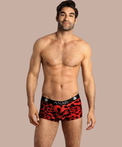 Anais Men – Savage Boxer S Pleasurements Anais Men Savage boxer in rood met zwart luipaardpatroon en elastische tailleband op een model