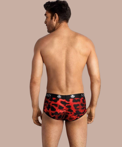 Anais Men – Savage Slip XL Pleasurements Anais Men Savage brief in rood met zwart luipaardpatroon en elastische tailleband met merklogo