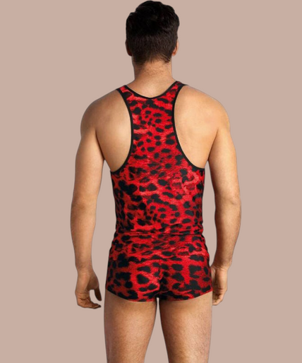 Anais Men – Savage Top S Pleasurements Anais Men Savage top met rood en zwart luipaardpatroon gedragen door een lachend model