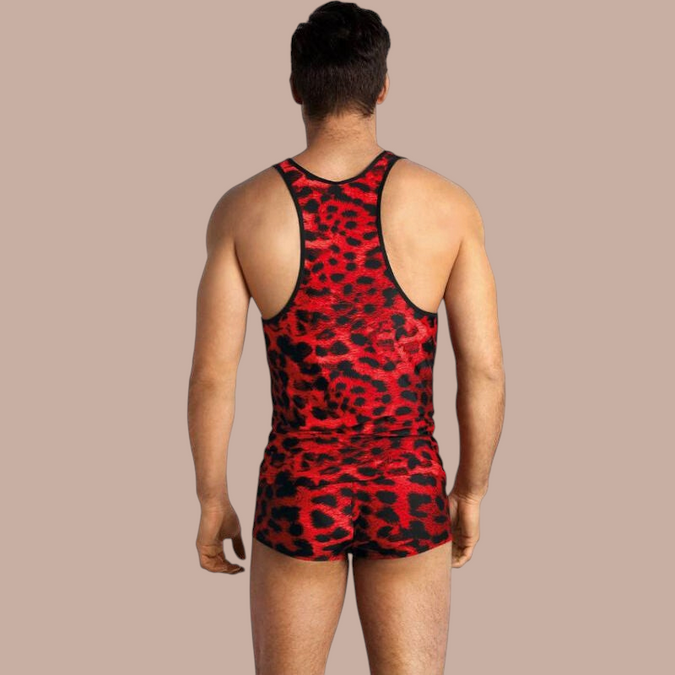 Pleasurements Anais Men Savage top met rood en zwart luipaardpatroon, gedragen door een man van achteren gezien.