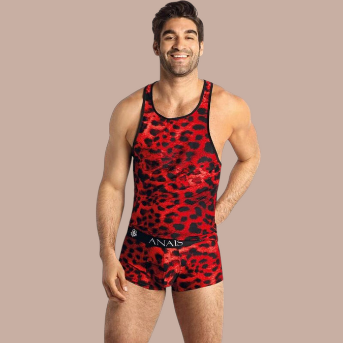 Pleasurements Anais Men Savage top met rood en zwart luipaardpatroon gedragen door een lachend model