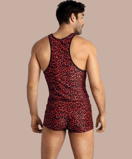 Anais Men – Tribal Top S Model draagt Anais Men Tribal Top met rood luipaardpatroon en zwarte bies, onderdeel van de Pleasurements collectie.