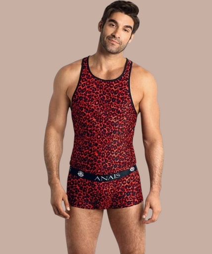 Anais Men – Tribal Top S Model draagt Anais Men Tribal Top met rood luipaardpatroon en zwarte bies, onderdeel van de Pleasurements collectie.