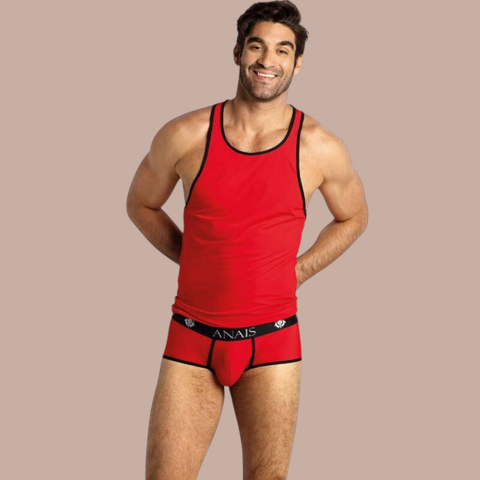 Pleasurements Anais Men Soul Top in rood met zwarte accenten gedragen door een glimlachend model