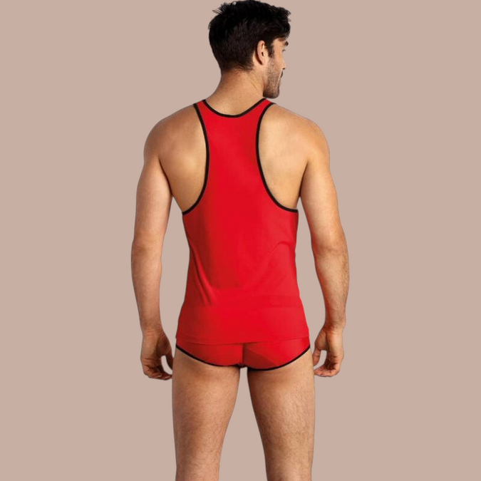 Pleasurements Anais Men Soul Top in rood met zwarte biezen, gedragen door een model op een neutrale achtergrond.