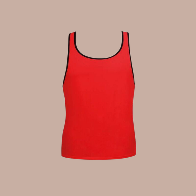 Pleasurements Anais Men Soul Top in rood met zwarte bies, een stijlvol mouwloos herenhemd voor intieme kleding.
