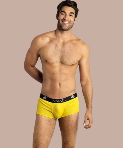 Anais Men – Tokio Boxer S Model draagt gele Anais Men Tokio Boxer S met zwarte tailleband van Pleasurements