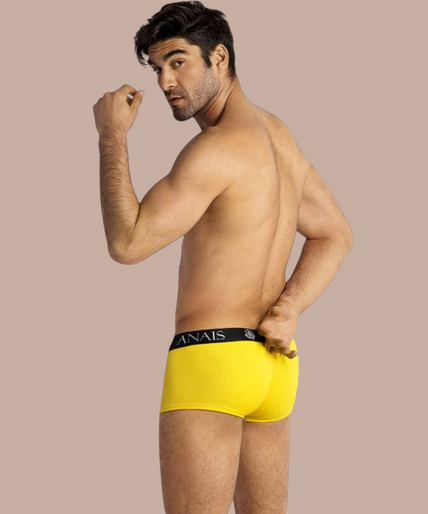 Anais Men – Tokio Boxer S Model draagt gele Anais Men Tokio Boxer S met zwarte tailleband van Pleasurements