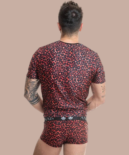 Anais Men – Tribal T-Shirt S Pleasurements Anais Men Tribal T-shirt met rood en zwart luipaardpatroon gedragen door een model met armen over elkaar