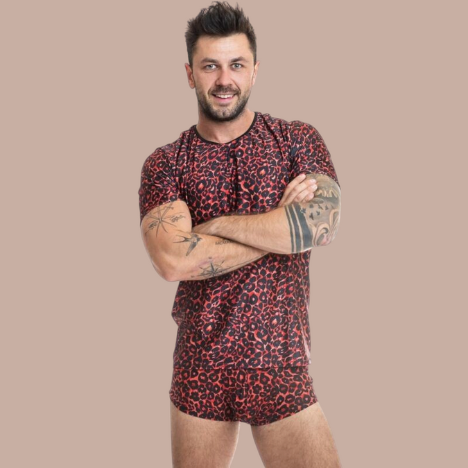 Pleasurements Anais Men Tribal T-shirt met rood en zwart luipaardpatroon gedragen door een model met armen over elkaar
