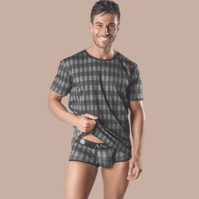 Pleasurements Anais Men Aegis T-shirt met grijs en zwart ruitpatroon gedragen door een glimlachende man