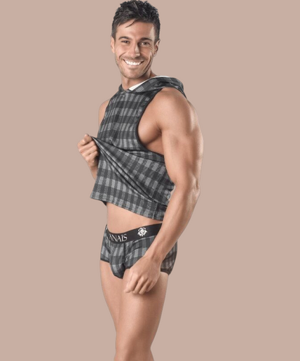 Anais Men – Aegis Kapuzen-T-Shirt M Pleasurements Anais Men Aegis T-shirt met capuchon in grijs geruit patroon gedragen door een glimlachend model