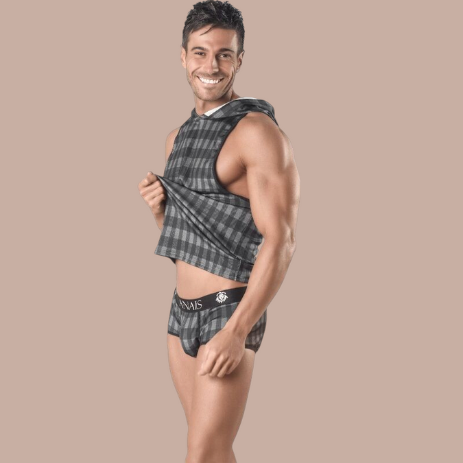 Pleasurements Anais Men Aegis T-shirt met capuchon in grijs geruit patroon gedragen door een lachend model