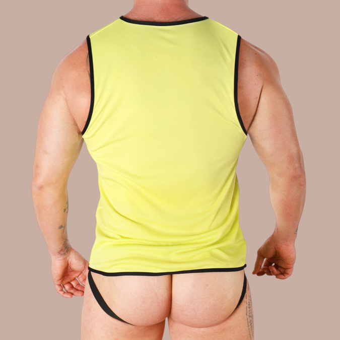 Achterkant van een felgeel Pleasurements sportief mouwloos T-shirt met zwarte biezen op een gespierd model.