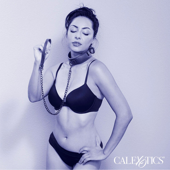 CALEXOTICS - NACHTELIJKE HALSBAND & RIEM LEER VERSTELBAAR ZWART