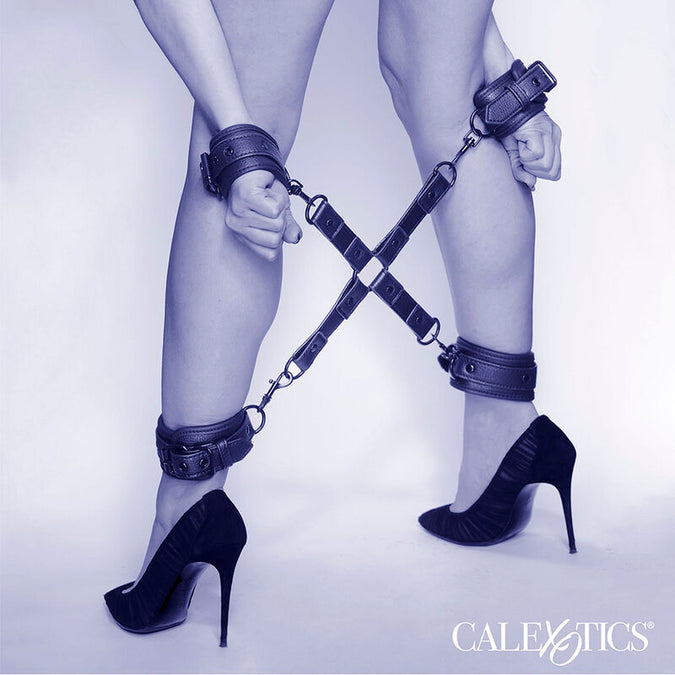 CALEXOTICS - NOCTURNAL HOG TIE CONNECTOR VERSTELBAAR LEREN ZWART