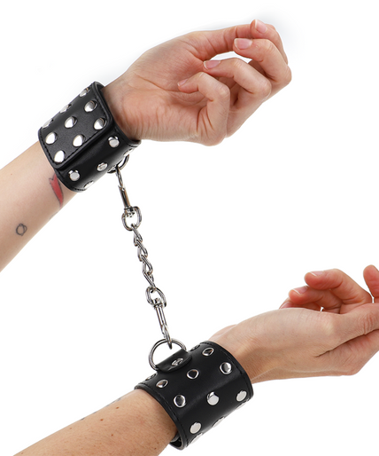 KINK - WRIST RESTRAINTS WITH SNAP FASTEN FULL OF RIVETS BLACK ADJUSTABLE 19-24 CM X 5.5 CM KINK - WRIST RESTRAINTS WITH SNAP FASTEN FULL OF RIVETS BLACK ADJUSTABLE 19-24 CM X 5.5 CM