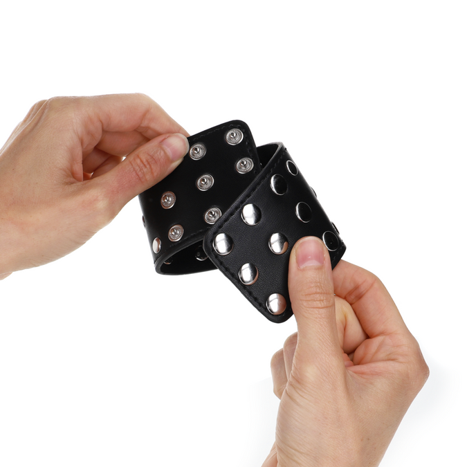 KINK - HANDBOEIEN MET KLIKSLUITING VOL MET RIVETTEN ZWART VERSTELBAAR 19-24 CM X 5.5 CM