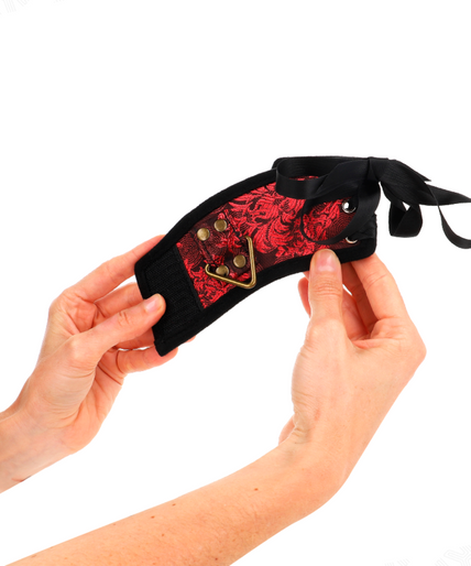 KINK - SCANDAL WRIST RESTRAINTS RED-BLACK LACE DETAILS 24.5 CM X 6.5 CM KINK - SCANDAL WRIST RESTRAINTS RED-BLACK LACE DETAILS 24.5 CM X 6.5 CM