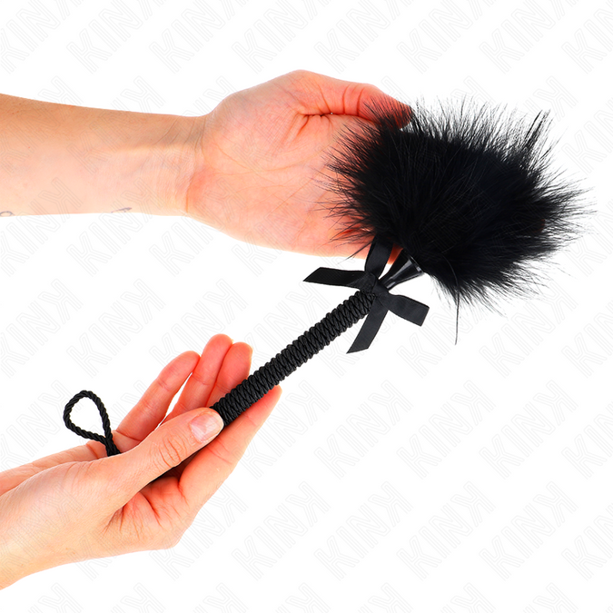 KINK - NYLON TOUWEN ZWEEP MET KIETELVEER EN ZWARTE STRIK 25 CM