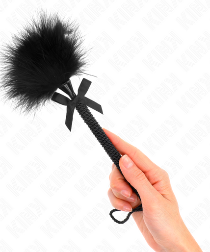 KINK - NYLON ROPE WAND WITH TICKLE FEATHERS AND BLACK BOW 25 CM KINK - NYLON ROPE WAND WITH TICKLE FEATHERS AND BLACK BOW 25 CM