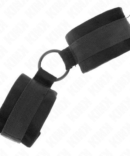 KINK - BEGINNER FUR HAND CUFFS 25 CM WITH O-RING 4 CM BLACK ADJUSTABLE 15-25 CM KINK - BEGINNER FUR HAND CUFFS 25 CM WITH O-RING 4 CM BLACK ADJUSTABLE 15-25 CM