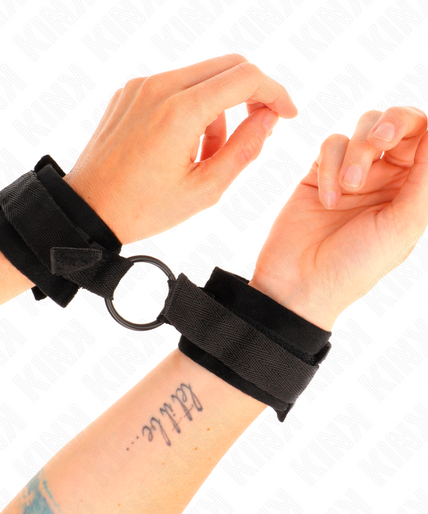 KINK - BEGINNER FUR HAND CUFFS 25 CM WITH O-RING 4 CM BLACK ADJUSTABLE 15-25 CM KINK - BEGINNER FUR HAND CUFFS 25 CM WITH O-RING 4 CM BLACK ADJUSTABLE 15-25 CM