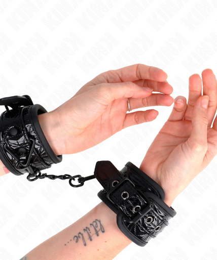 KINK - DIAMOND PATTERN WRIST RESTRAINTS BLACK ADJUSTABLE 17-26 CM X 5.5 CM KINK - DIAMOND PATTERN WRIST RESTRAINTS BLACK ADJUSTABLE 17-26 CM X 5.5 CM
