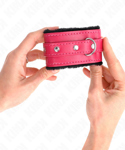 KINK - PREMIUM FUR LINED WRIST RESTRAINTS BLACK WITH RASPBERRY ROSE BELT ADJUSTABLE 17-29 CM X 6 CM KINK - PREMIUM FUR LINED WRIST RESTRAINTS BLACK WITH RASPBERRY ROSE BELT ADJUSTABLE 17-29 CM X 6 CM
