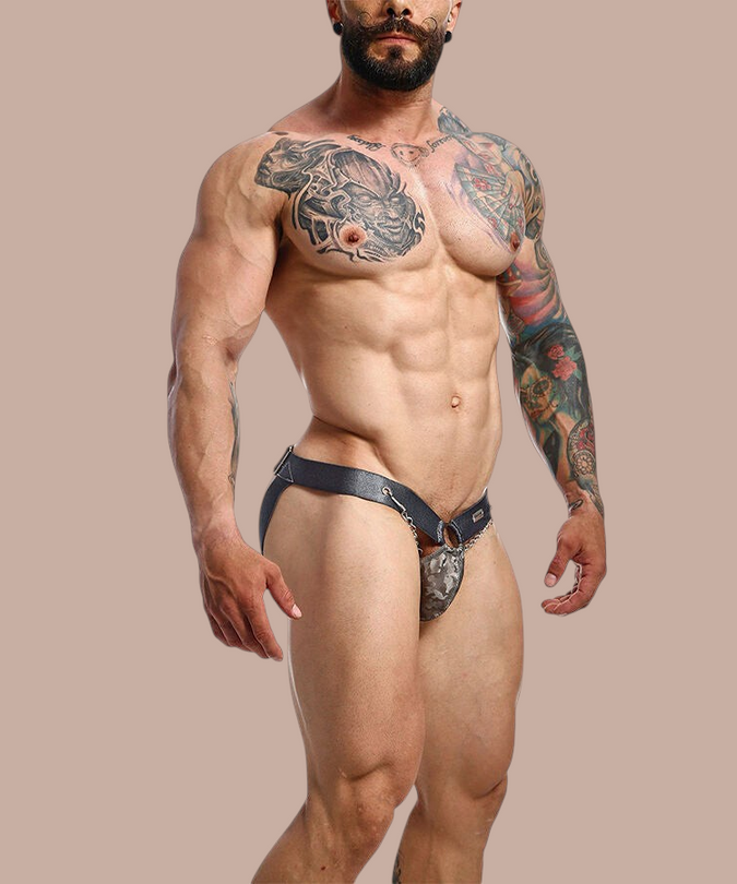 Pleasurements Mob Dngeon Snap jockstrap in grijs leer en metaal gedragen door een gespierd getatoeëerd model