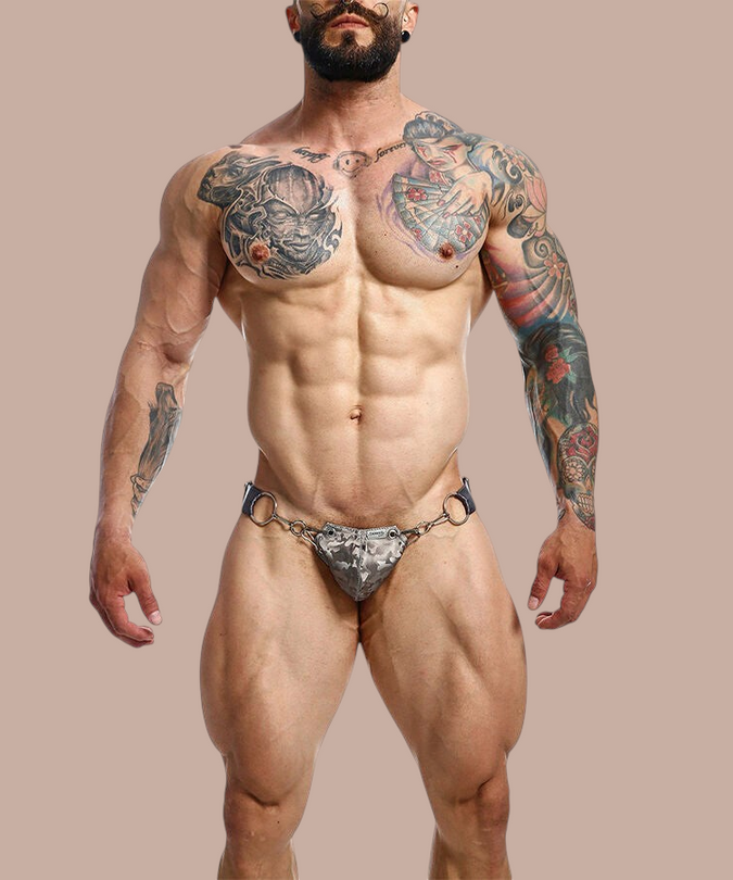 Pleasurements Mob Dngeon Snap jockstrap in grijs met metalen ringen en lederen details gedragen door een model