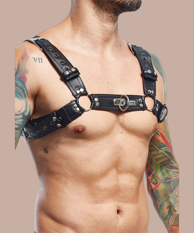 Pleasurements Mob Dngeon zwarte lederen harnasgordel met metalen details gedragen door een man