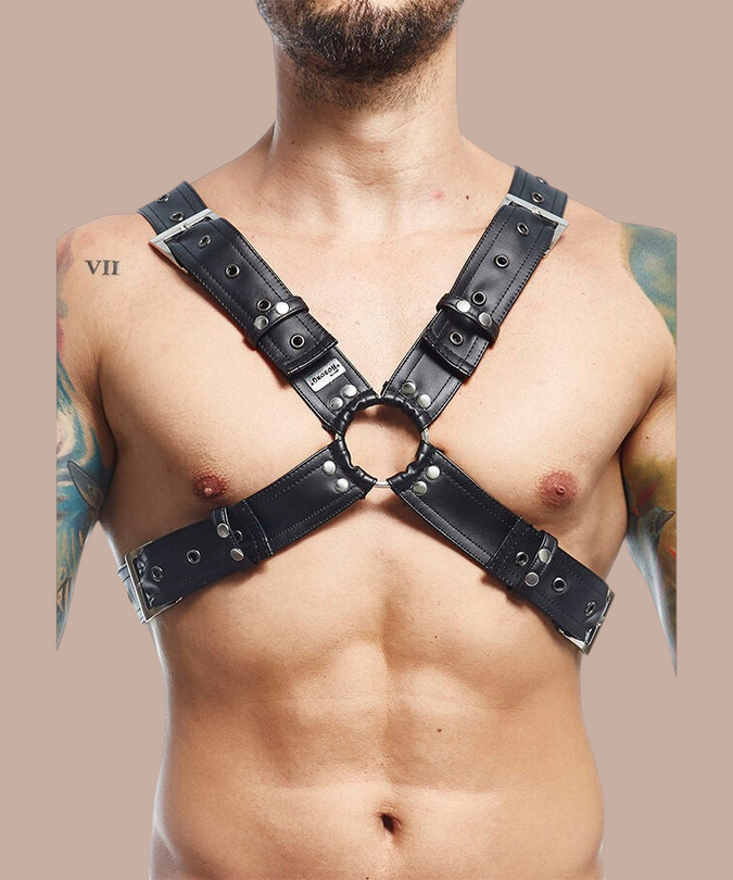 Pleasurements Mob Dngeon zwart lederen harnasgordel met metalen ringen en verstelbare gespen voor een verfijnde look.
