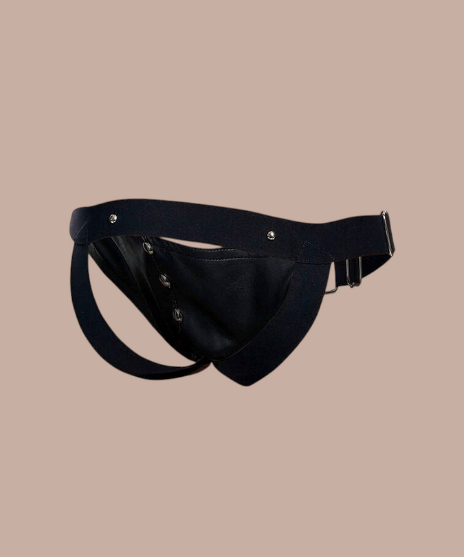 Pleasurements Mob Dngeon jockstrap van zwart leer met metalen details en geïntegreerde cockring voor een sensuele look.