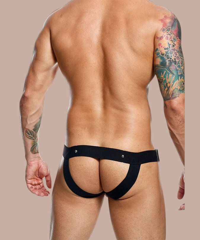 Pleasurements Mob Dngeon zwarte jockstrap met metalen details gedragen door een man van achteren gezien