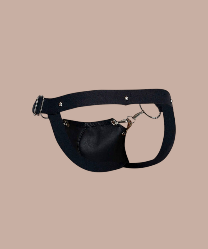 Pleasurements Mob Dngeon jockstrap in zwart leer en metaal met verstelbare banden voor een sensueel silhouet.