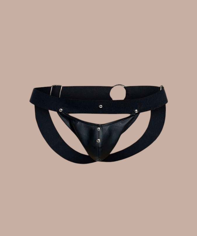 Pleasurements Mob Dngeon zwarte leren jockstrap met metalen ring en studs voor een sensueel silhouet.