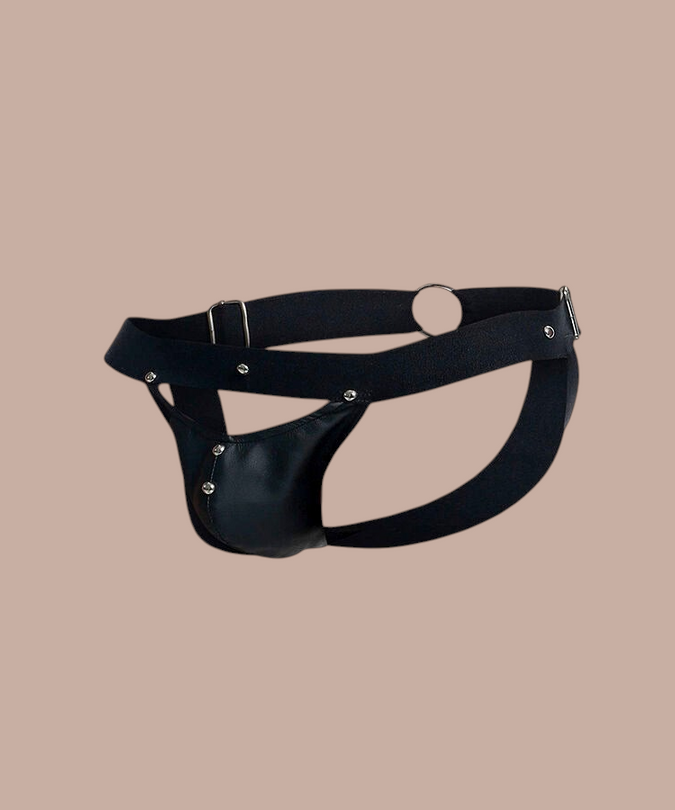 Pleasurements Mob Dngeon zwarte leren jockstrap met metalen ringen en studs voor een verleidelijke pasvorm.