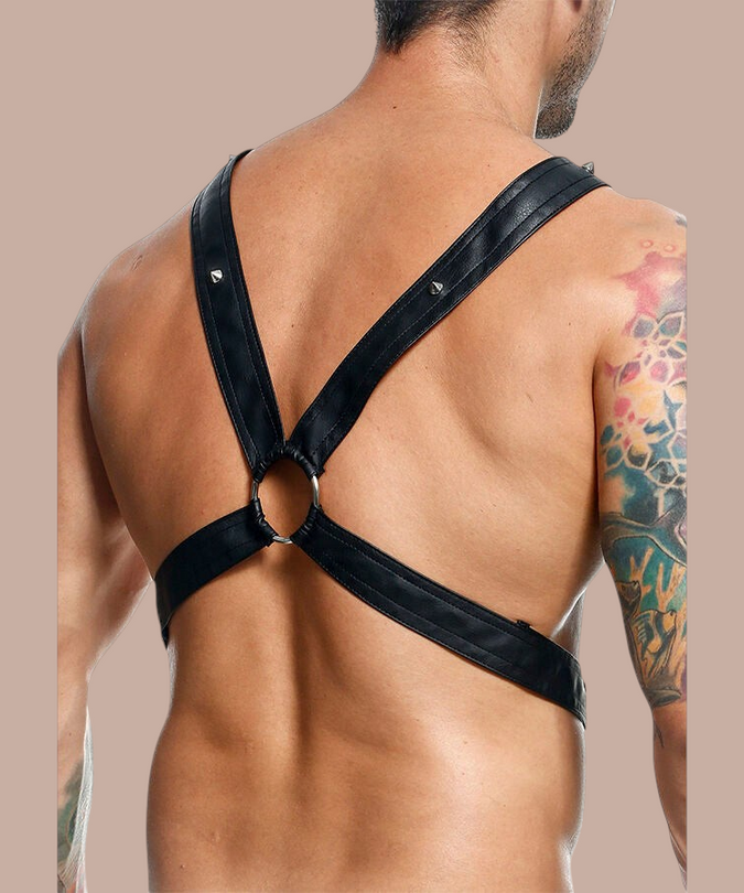 Pleasurements Mob Dngeon zwart lederen harnas met metalen kettingdetails en studs op de rug van een man