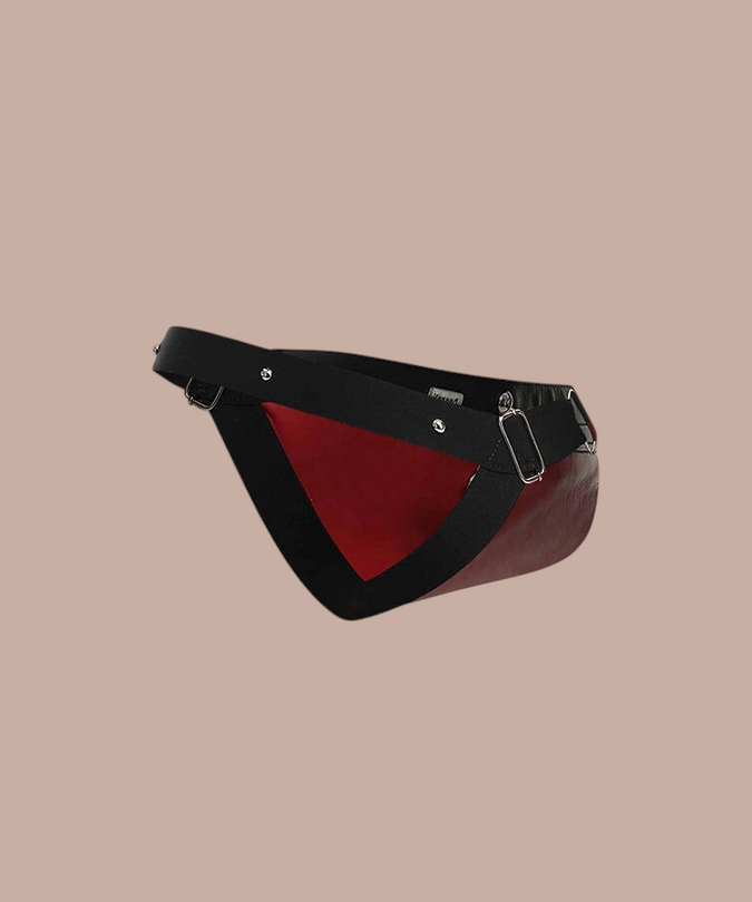 Pleasurements Mob Dngeon jockstrap in rood leer en metaal met een sensueel ontwerp voor intieme momenten.