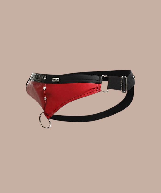 Pleasurements Mob Dngeon jockstrap in rood leer en metaal met een cockring voor een sensueel en elegant design.
