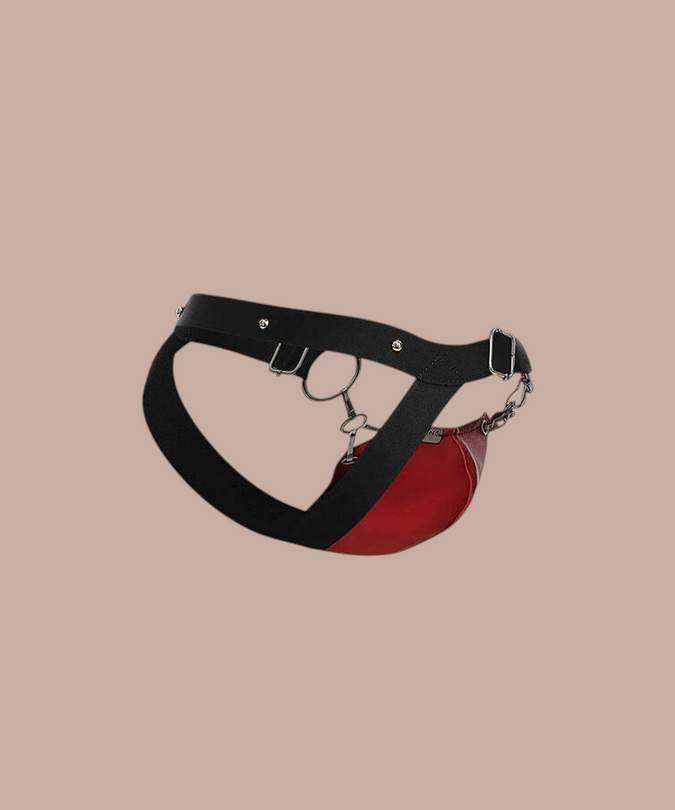 Pleasurements Mob Dngeon Snap jockstrap in rood leer en metaal met verstelbare banden en metalen ringdetails.
