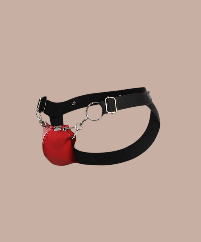 Pleasurements Mob Dngeon Snap jockstrap in rood leer met metalen ringen en zwarte banden voor een sensuele uitstraling.