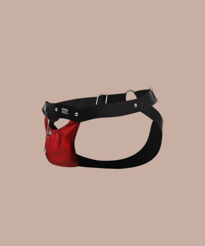 Pleasurements Mob Dngeon jockstrap in rood leer en metaal met verstelbare banden voor een sensueel silhouet.