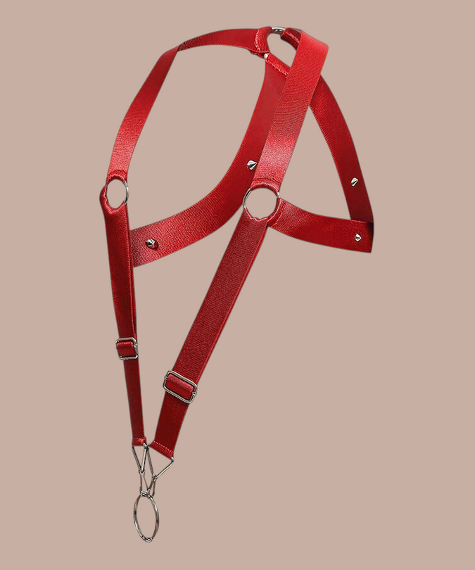 Pleasurements Mob Dngeon rood cross-back harnas met metalen ringen en studs voor een verfijnde sensuele uitstraling.