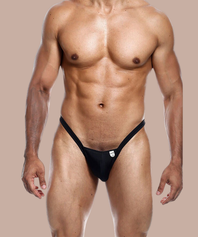 Pleasurements Mob zwarte string voor heren met minimalistisch ontwerp gedragen door een gespierd model