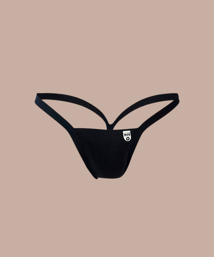 Mob – Schwarzer Tanga Größe S Pleasurements Mob zwarte string voor heren met minimalistisch ontwerp gedragen door een gespierd model
