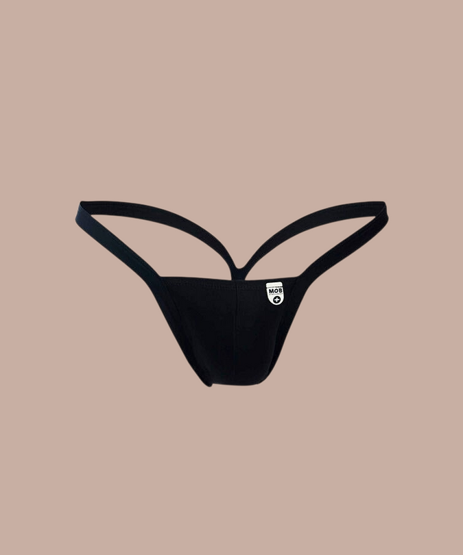 Pleasurements Mob zwarte string met minimalistisch design en opvallend merklabel op de heup