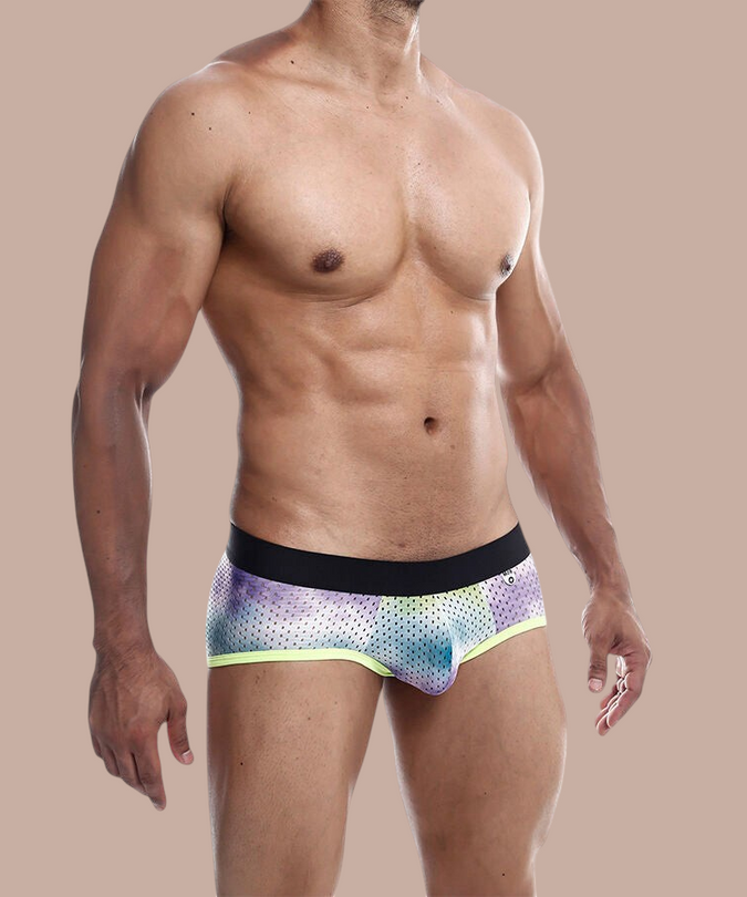 Pleasurements Mob boxer brief in groen kant met een sensueel silhouet gedragen door een man