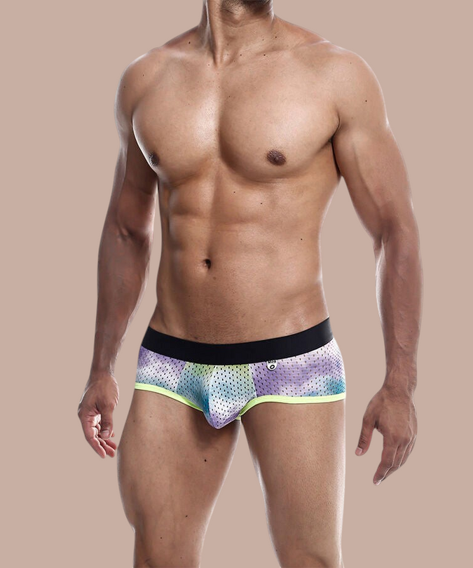 Pleasurements Mob boxer brief in groen mesh met een zwarte tailleband gedragen door een mannelijk model.